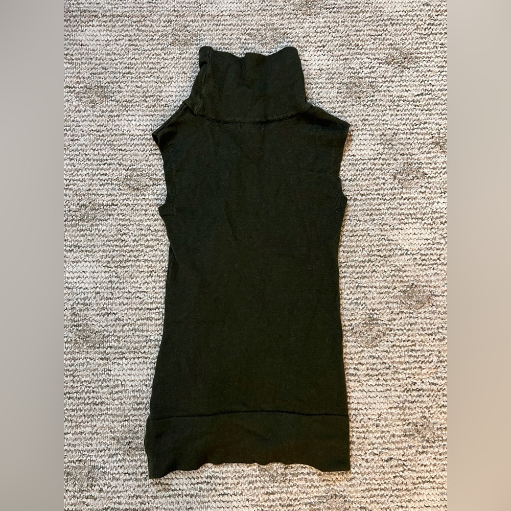 Green sleeveless turtleneck